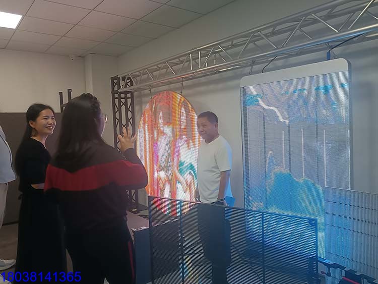 華澤光電HZNV|泰國珠寶大亨參觀LED透明冰屏工廠